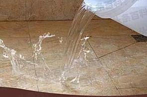 秀峰漏水维修 免砸砖防水材料该如何施工